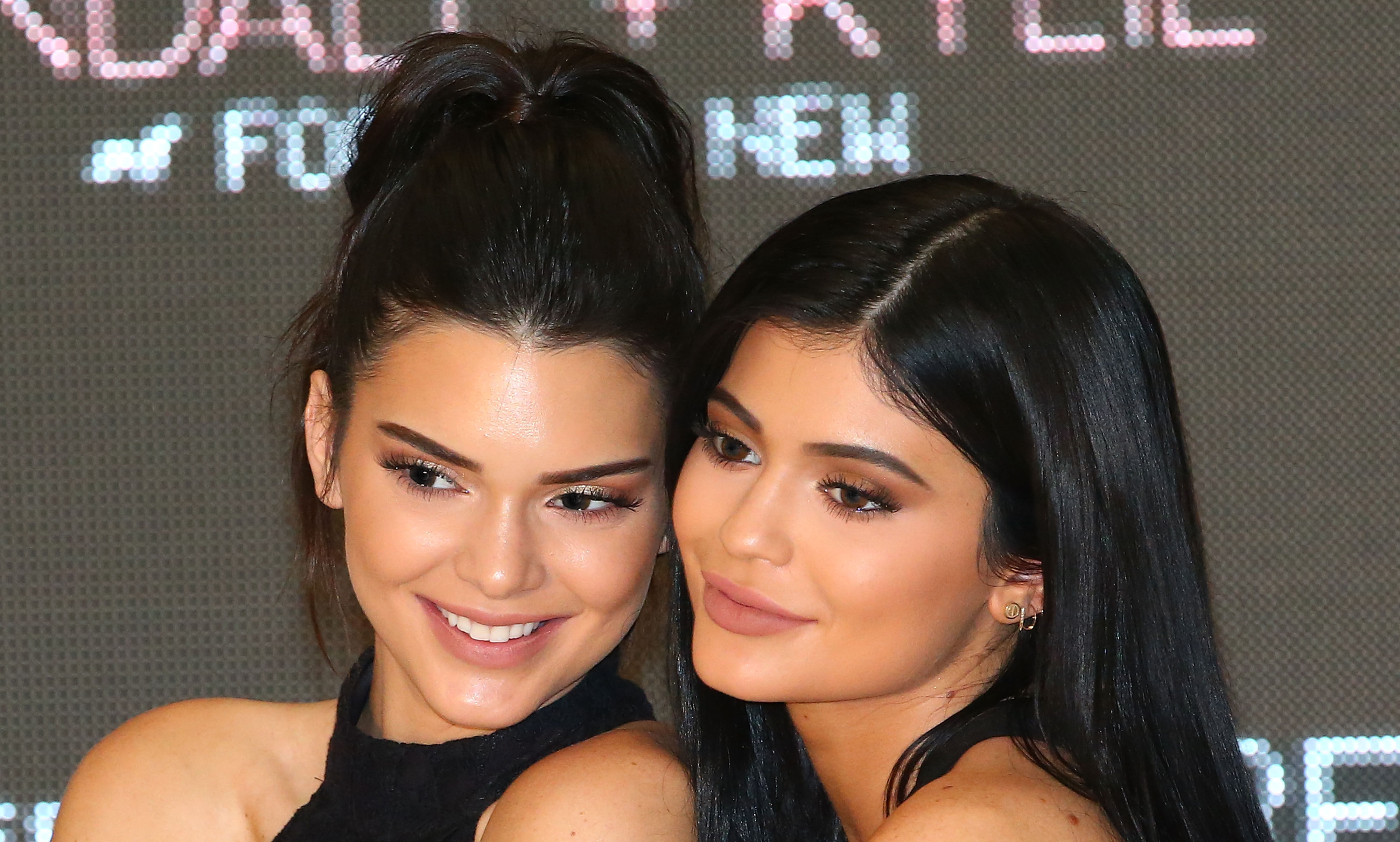 Kylie & Kendall Jenner サイン￼！Kardashians gallery-1449766888-gettyimages