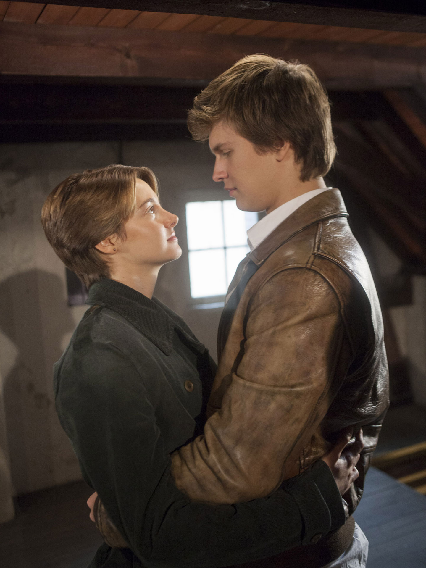 The Fault In Our Stars Kiss Scene Shailene Woodley Ansel Elgort TFIOS Kissing Scenes - The Fault In Our