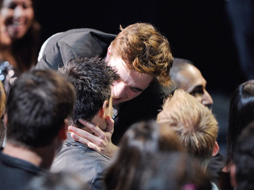 Quando Kristen Stewart e Robert Pattinson ganharam o prêmio "Best Kiss" pela Saga Crepúsculo: Eclipse, todos esperavam que eles tratassem os fãs com um smooch no palco. Mas, em vez disso, Rob correu para a multidão e plantou um molhado em Taylor Lautner. Tornou-se o momento todo mundo estava falando sobre o dia seguinte.